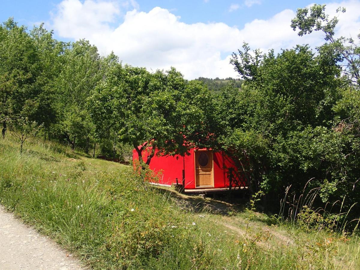 Eco-Hotel Et Yourtes Du Mercantour Guillaumes Exteriér fotografie